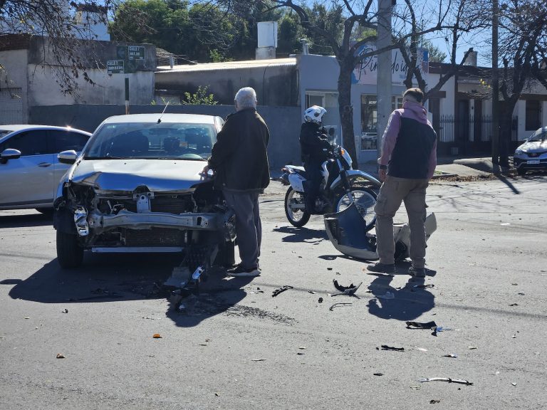 Un auto y una camioneta que transporta materiales de construcción chocaron en calle 2 y 7