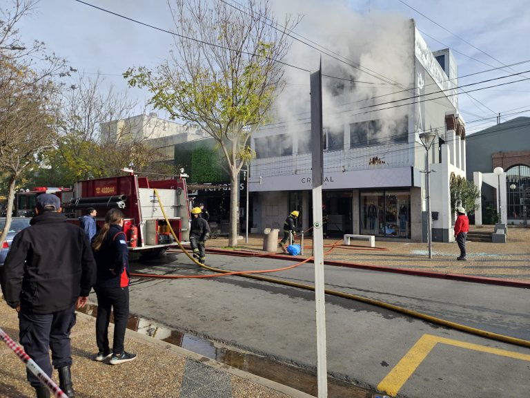 El joven que fue rescatado del incendio se encuentra en terapia intensiva con “pronóstico reservado”