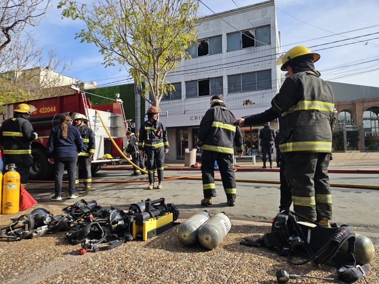 “El joven descendió al depósito y se encontró con el incendio, pero no pudo salir y comenzó a pedir auxilio desde una ventana”, confirmó el fiscal Komarofsky