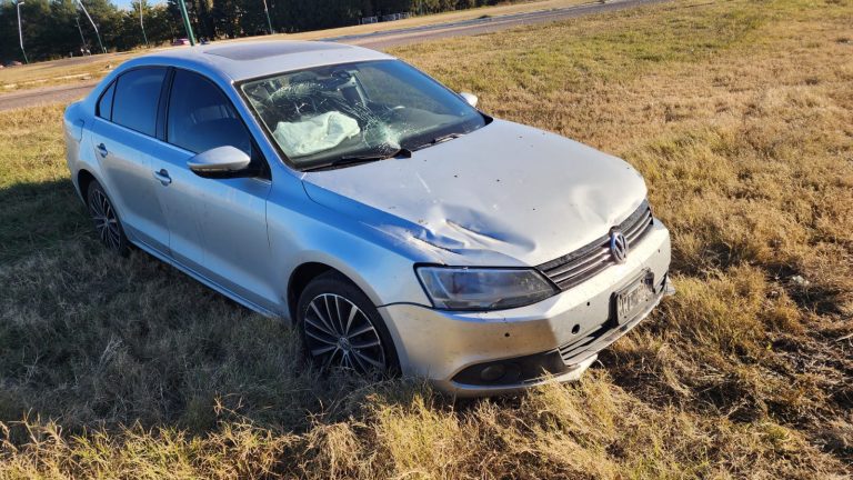 Accidente en la rotonda de Pueblo Nuevo: los ocupantes dejaron abandonado el vehículo