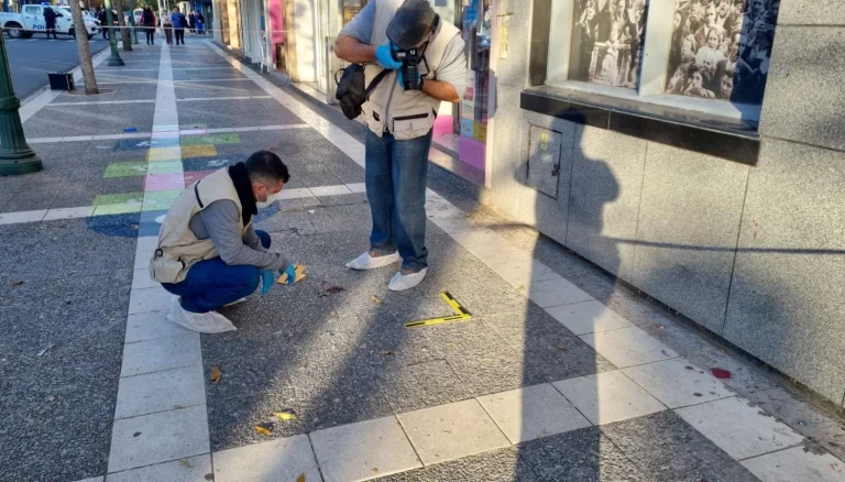 Un hombre cayó de un edificio en Santa Rosa y se encuentra “grave”, según precisó el fiscal Andrés Torino