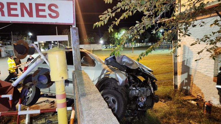 General Pico: impresionante accidente en al paso a nivel de calle 24, una camioneta colisiona con un vagón de tren de carga
