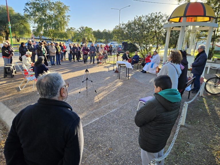 Rezo del rosario y misa por el día de la Virgen en la ermita ubicada en el paseo de los inmigrantes