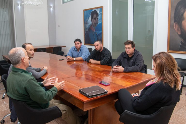 Reunión en el palacio municipal piquense para la gestión de caminos vecinales