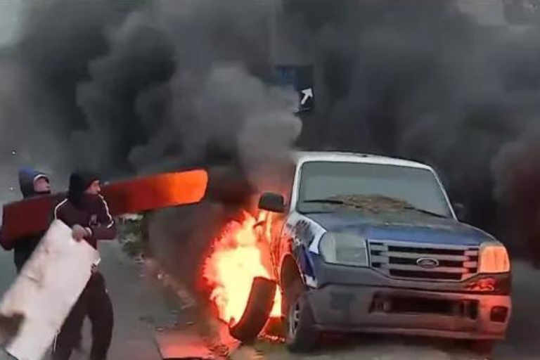 Quemaron vehículos particulares y un móvil policial en Loma Hermosa: deliveries protestan por el asesinato de un repartidor
