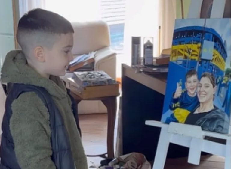 Video: su mamá murió y él recibió un regalo que le recordará para siempre la pasión que compartían por Boca