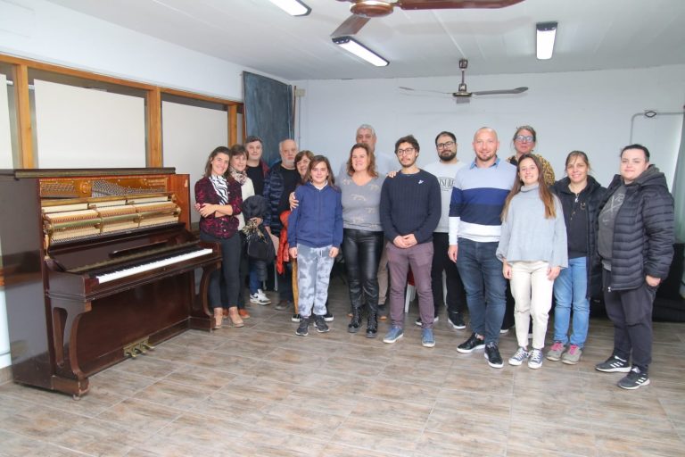 El piano que la familia Zampieri donó al municipio: “Era de mi mamá. Se lo regalaron cuando tenía ocho años y es una alegría para nosotros haberlo donado al pueblo de Pico”, señaló Pablo Zampieri