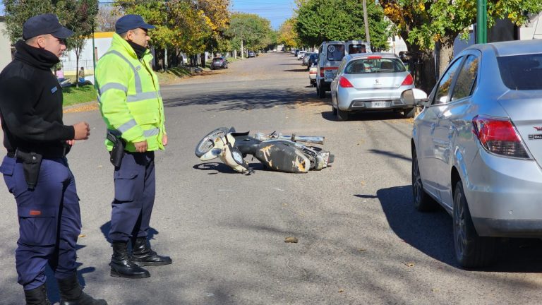Dos menores en moto chocaron contra un auto estacionado