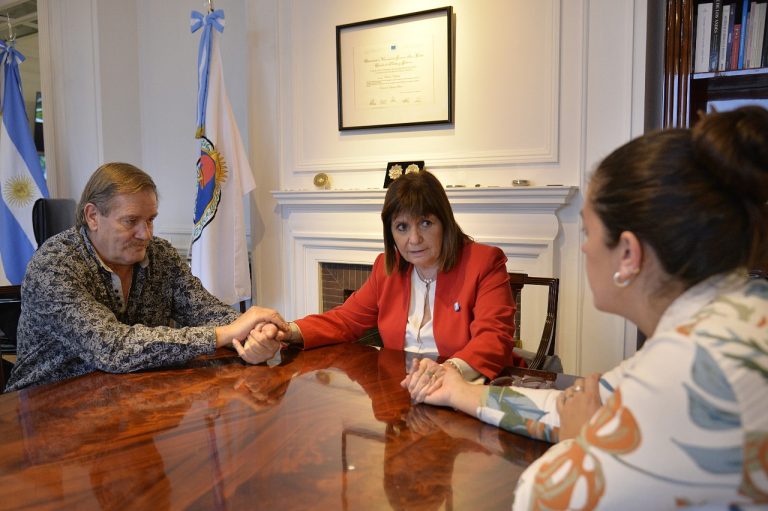 Bullrich, recibió al abuelo y la tía de Lucio Dupuy: le solicitaron la separación en prisión de las asesinas de Lucio para evitar “beneficios” en su condena