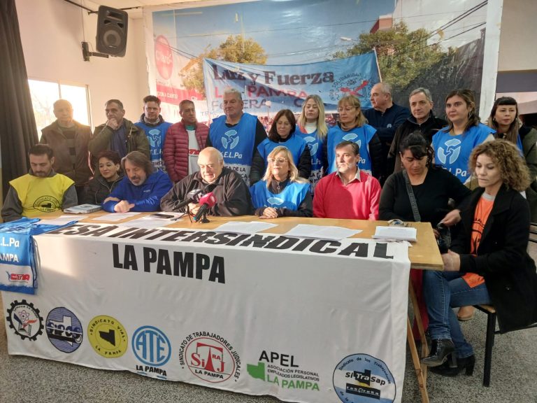 “No vamos a convalidar ni acompañar el ajuste” dijeron gremios pampeanos y dejaron la posibilidad abierta a un paro tras la paritaria