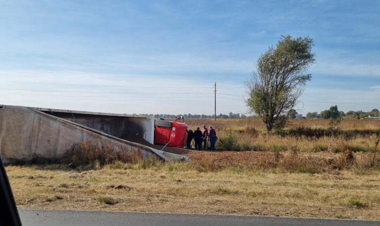 Un camión volcó en uno de los accesos a Speluzzi