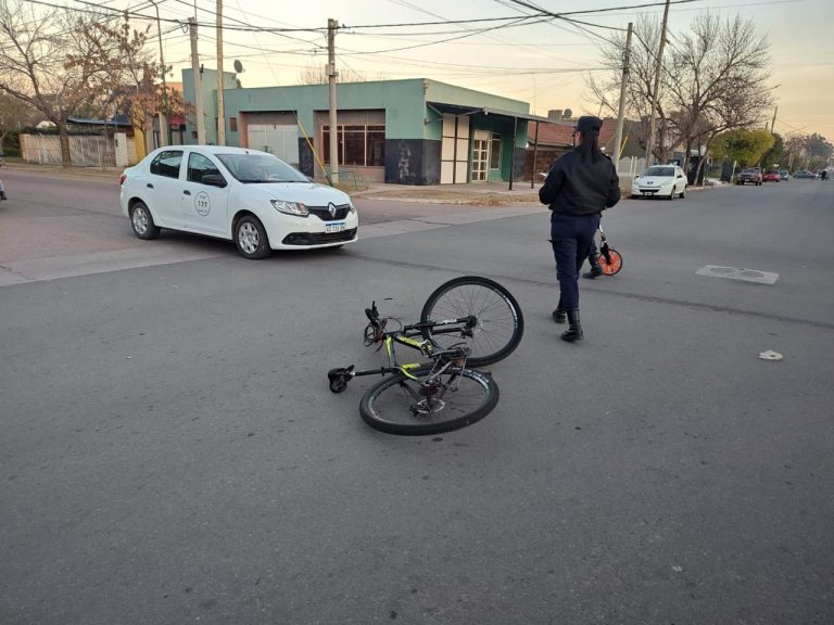 Una ciclista fue hospitalizada tras un siniestro vial con un auto