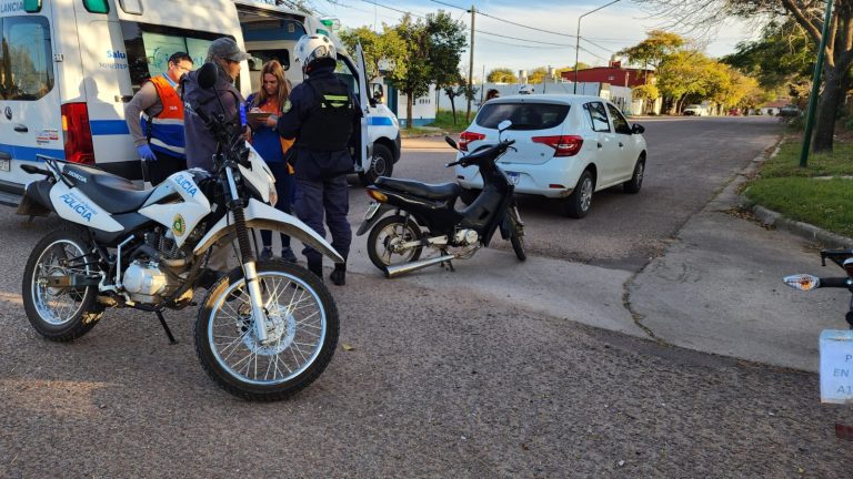 Choque en barrio Molino: moto y auto colisionaron en la esquina de 25 y 104