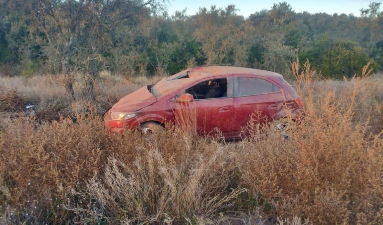 Vuelco en ruta 152: dos adultos mayores fueron hospitalizados