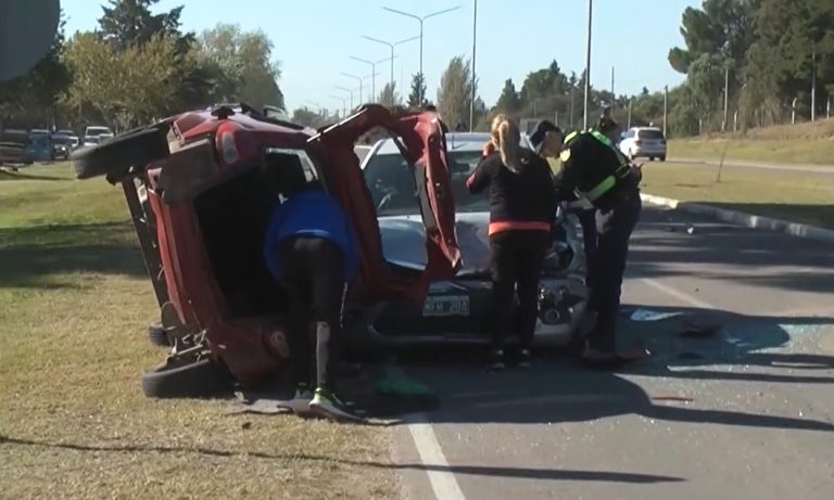 Choque y vuelco en la Avenida Perón de Santa Rosa, camino a Toay