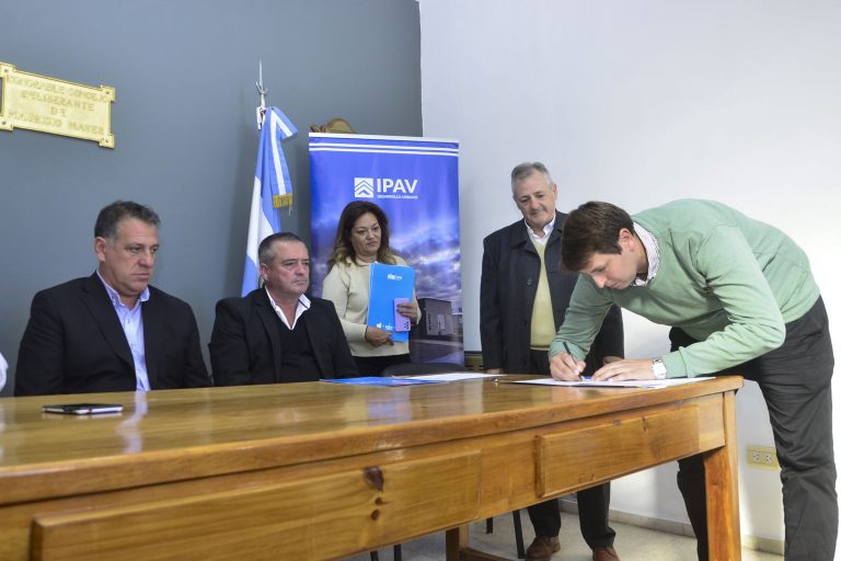 Los jefes comunales de Speluzzi, Agustoni, Metileo, Winifreda, Mayer y Loventuel firmaron convenios para construir viviendas: la inversión será de más de $710 millones