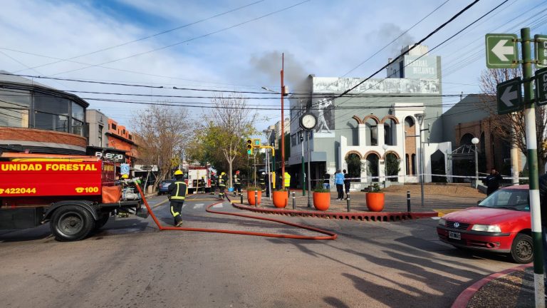El joven rescatado en el incendio del centro continúa en terapia intensiva en el Centeno