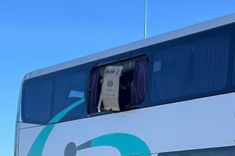 El micro que llevaba al plantel de Ferro a Las Heras fue atacado en pleno viaje