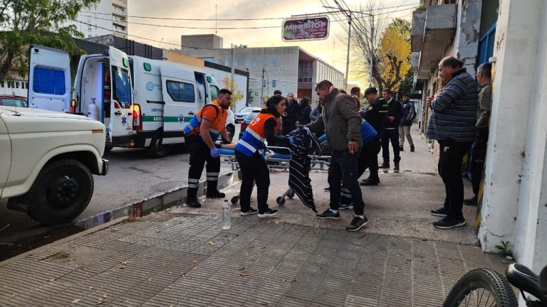 Un adolescente terminó en la guardia al caer de su bici por evitar un choque en el centro piquense