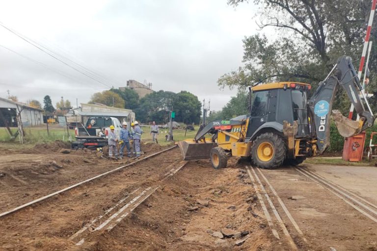 Comenzaron a reparar el paso a nivel de calle 10 entre 19 y 21: está cerrado al tránsito y al paso peatonal