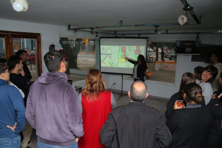 Innovación juvenil en la EPET N° 2: estudiantes presentan proyectos de remodelación para la Dirección de Juventud