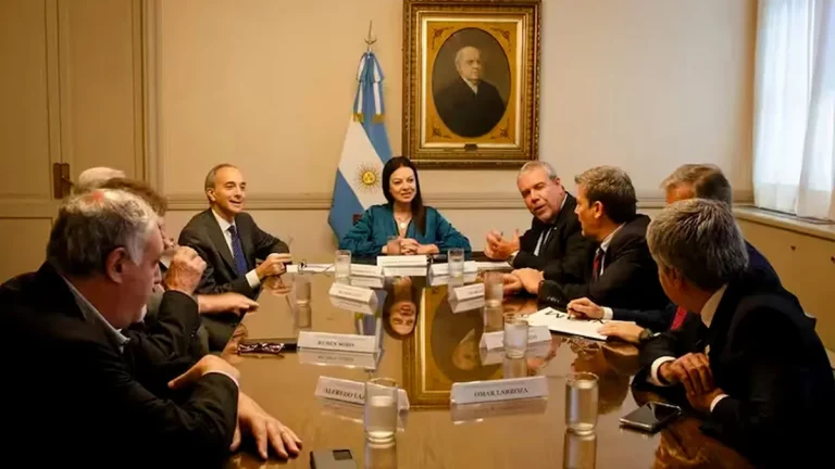 El gobierno nacional acordó ayer con las casas de altos estudios del interior del país un aumento del 270% para gastos de funcionamiento
