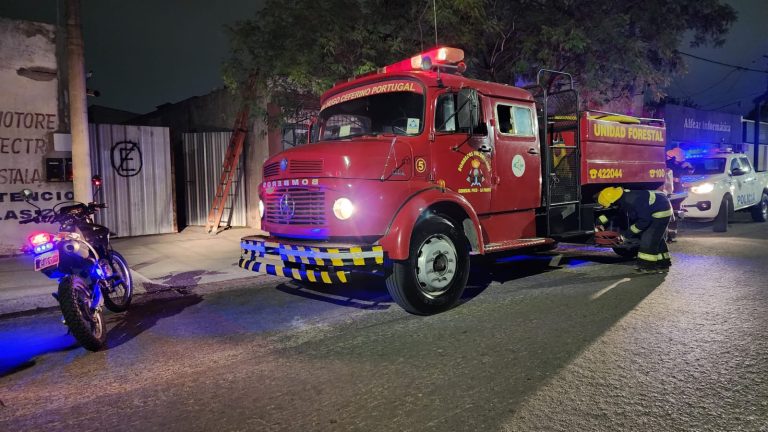 Alerta de vecinos permite rápida intervención de bomberos en principio de incendio doméstico