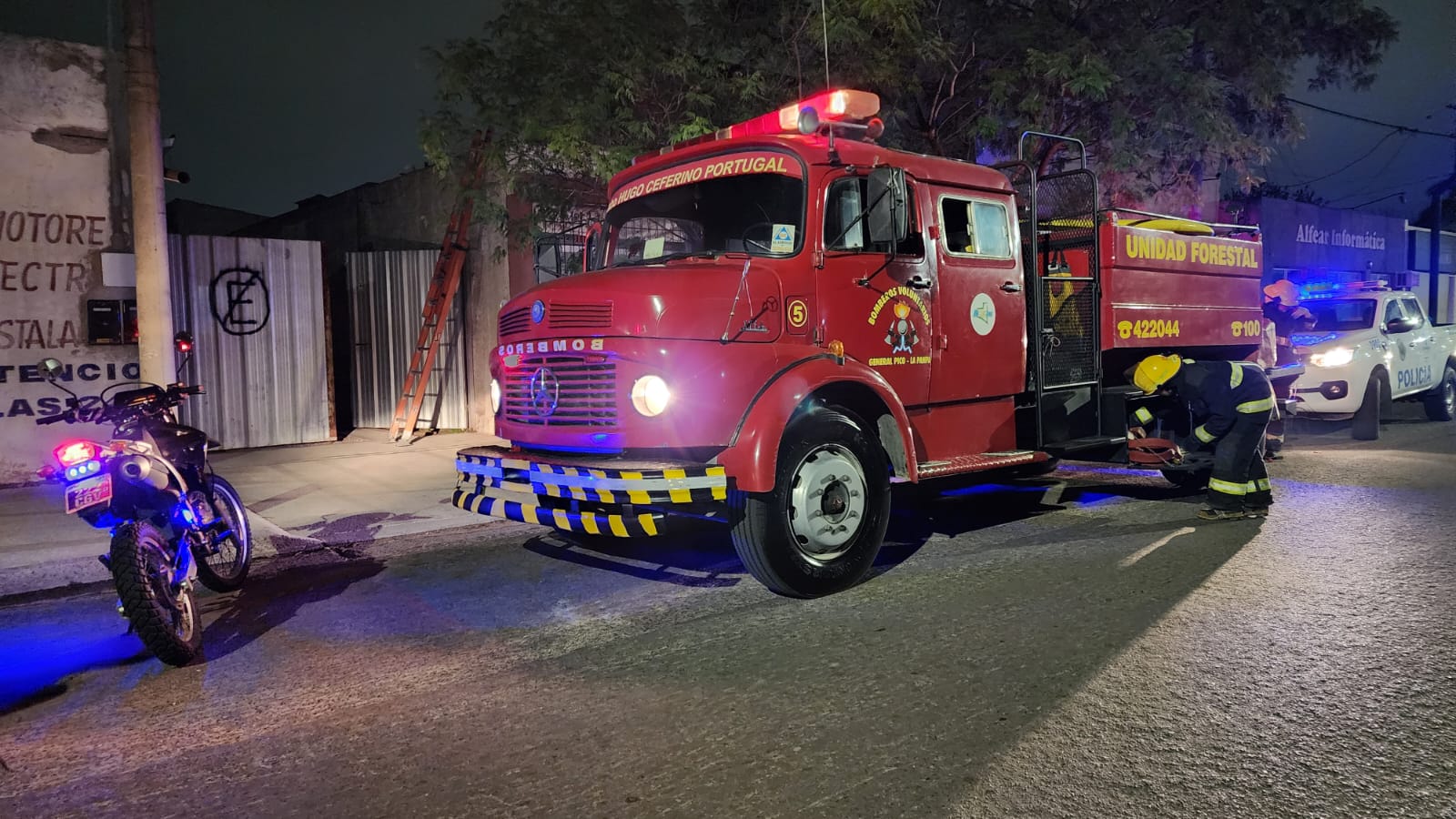 Alerta de vecinos permite rápida intervención de bomberos en principio de incendio doméstico