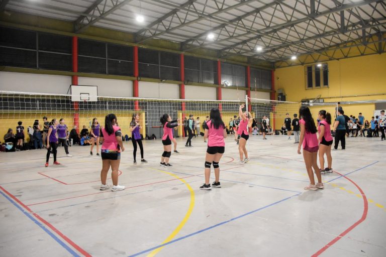 Más de 100 adolescentes participaron de un encuentro recreativo de vóley