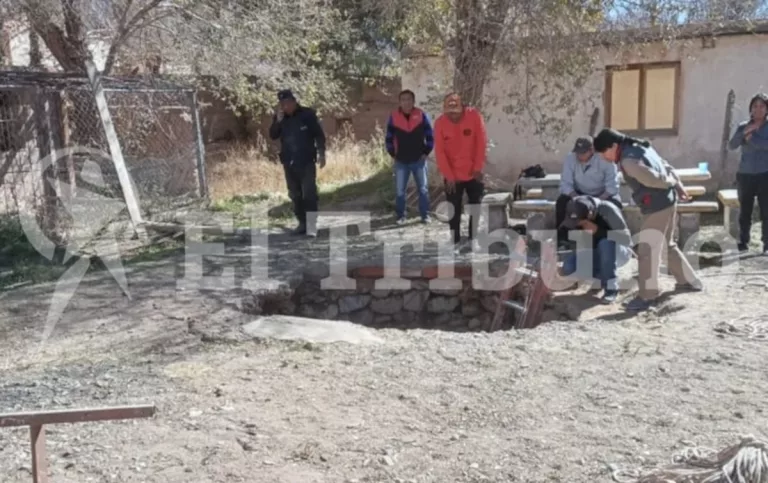 Tragedia en Salta: tres niños cayeron a un pozo ciego en una escuela y uno de ellos murió