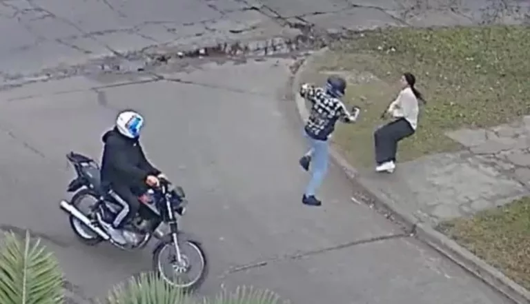 Video: una mujer policía en Quilmes se defendió a los tiros contra dos motochorros que querían robarle