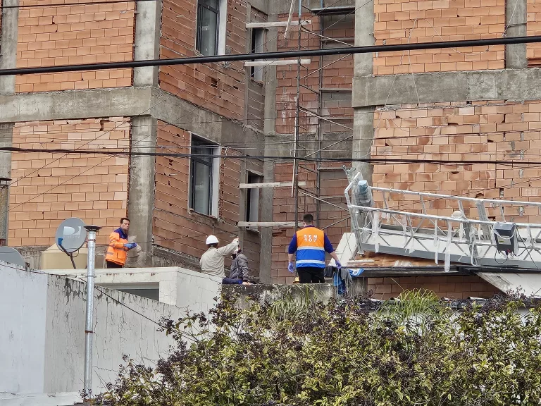 “Lo que sabemos es que cayeron desde un andamio ubicado en el lateral del edificio” remarcó el Jefe del Cuartel de Bomberos Voluntarios