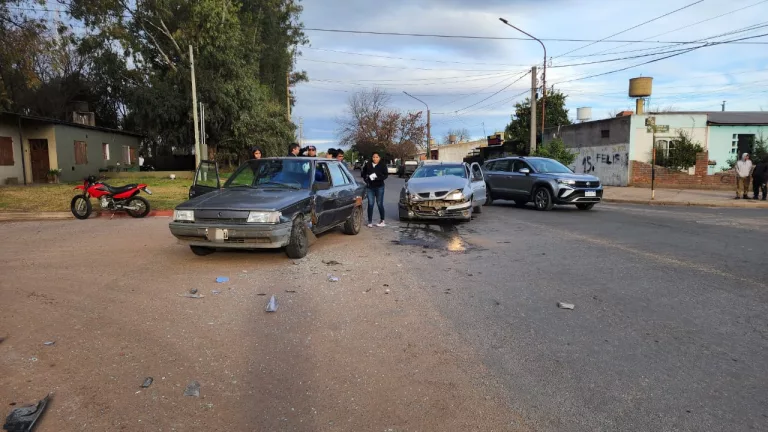 Choque entre dos Renault deja daños significativos en la intersección de Calle 25 y 40