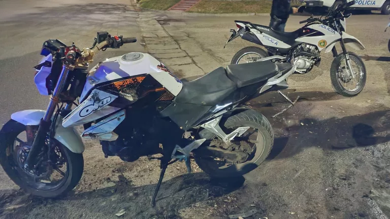 Dos jóvenes a bordo de una moto caen sobre la cinta asfáltica