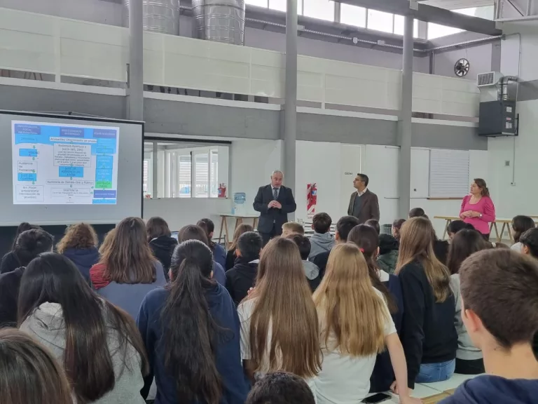 Funcionarios de General Pico brindaron una charla en el colegio Secundario Agropecuario de Arata