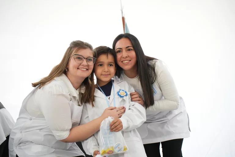 Conmemoración del Día de la Bandera en la Escuela N°64 con participación de autoridades locales y comunitarias