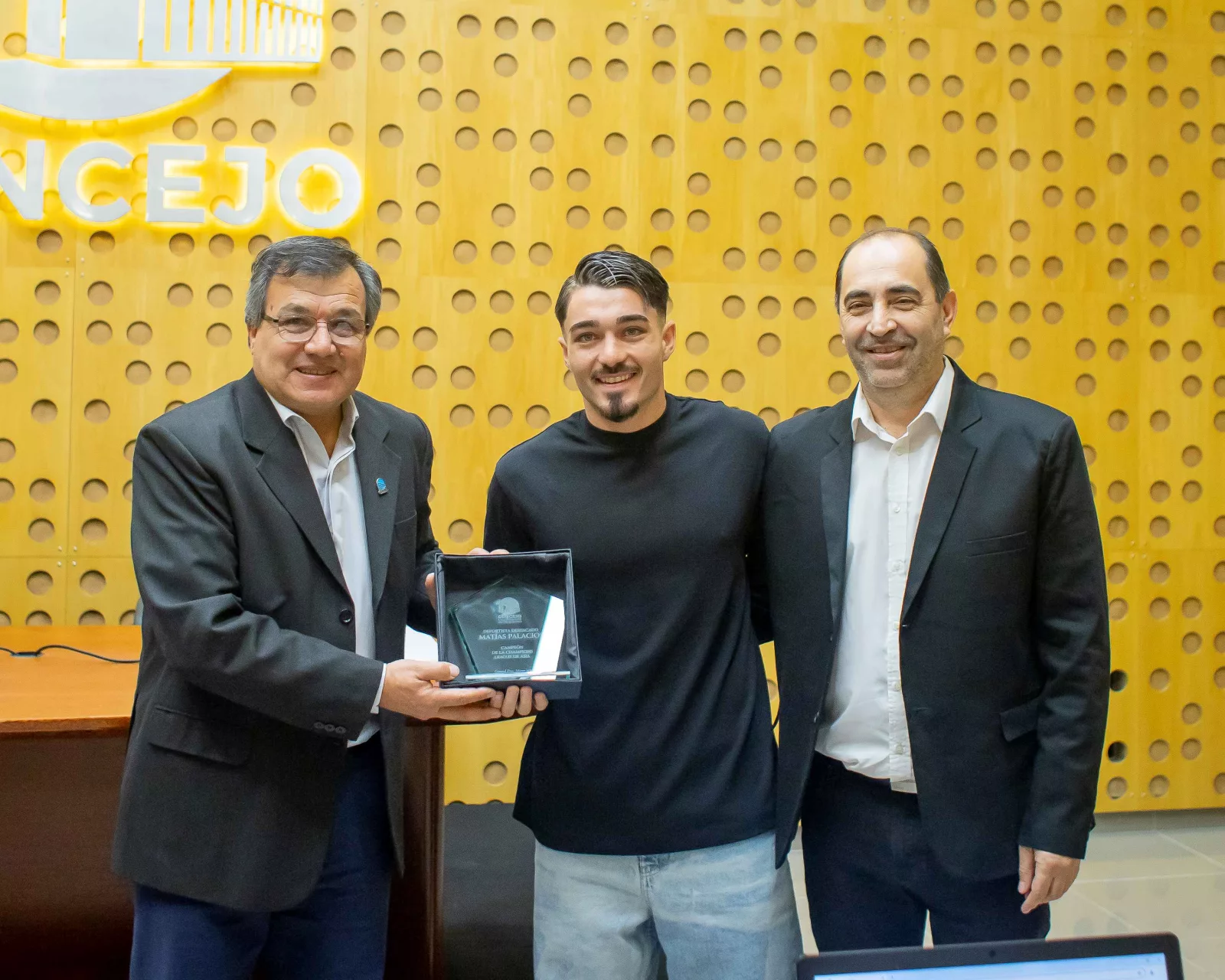 Con un reconocimiento al futbolista Matías Palacios se realizó la novena sesión del Concejo Deliberante