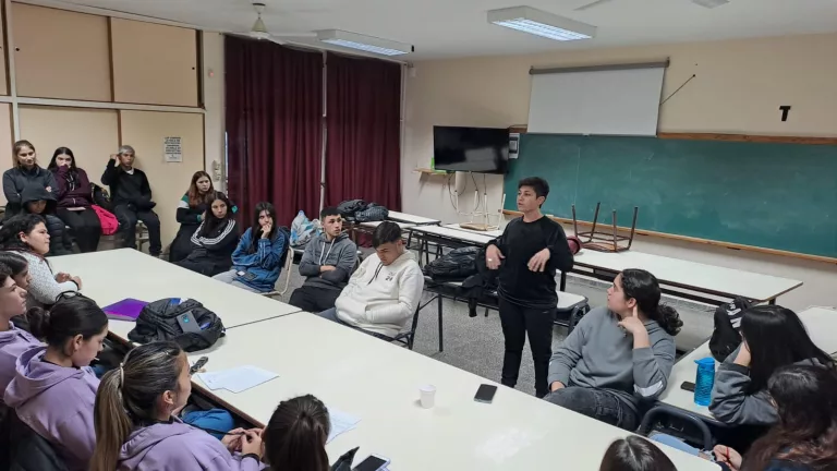 Alumnos del Colegio Zampieri Quaglini mantuvieron una charla sobre inclusión deportiva y compartirán una jornada de integración con el equipo de básquet local PAR21