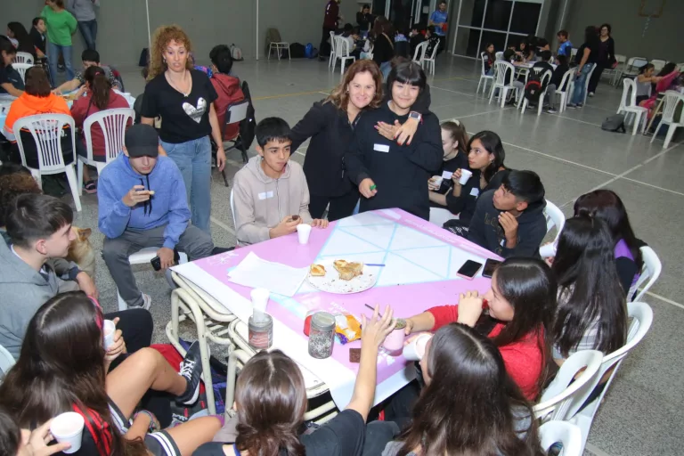 Más de 100 adolescentes en un nuevo foro del consejo local de niñeces y adolescencias encabezado por Fernanda Alonso