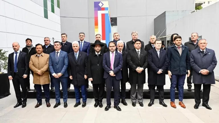 Gobernador Ziliotto entre líderes políticos nacionales en el Encuentro Federal de la Memoria por los 30 años del atentado a la AMIA