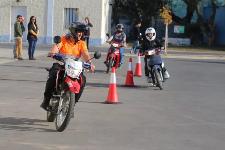 General Pico refuerza la seguridad vial con capacitación y entrega de 28 cascos en el Día Nacional de la Seguridad Vial