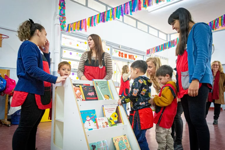 Comenzó la entrega de bibliotecas y cambiadores hechos en los Centros de Formación Profesional a jardines de infantes