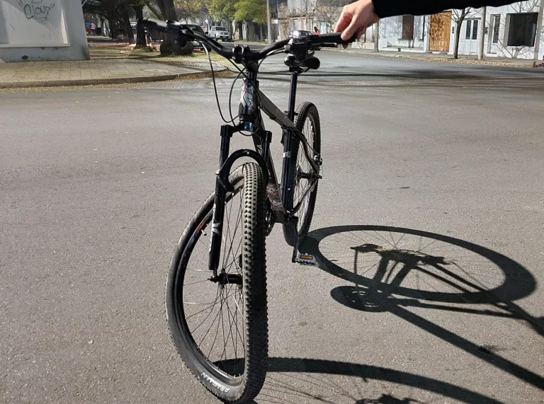 Otro ciclista lesionado: choque en el cruce de calles 9 y 28