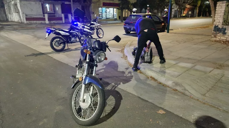 Motociclista terminó lesionado luego de un choque con un Clio