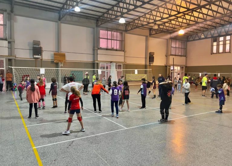 Más de 100 niñas y niños participaron de un encuentro de mini vóley