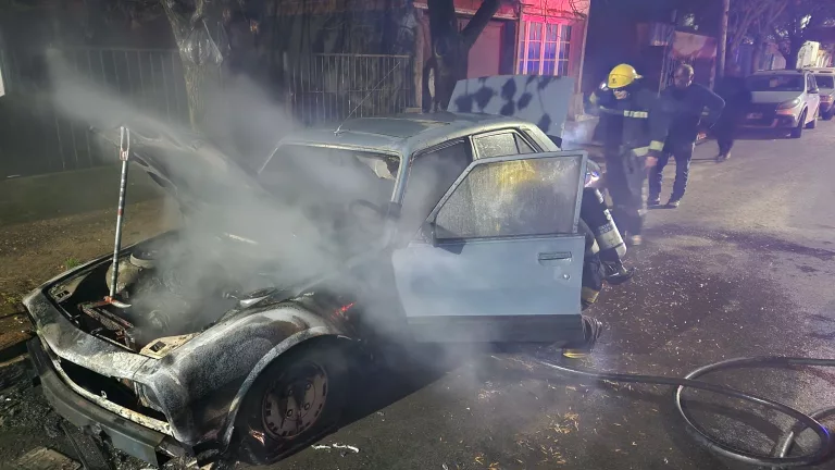 Investigan si el incendio de un auto hoy por la madrugada en General Pico fue intencional
