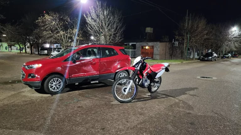 Fuerte choque entre moto y camioneta en la intersección de calles 327 y 304