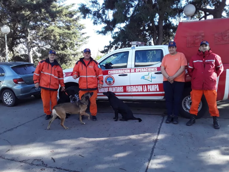 Perros adiestrados de Bomberos Voluntarios de La Pampa van a Corrientes para colaborar en la búsqueda de Loan
