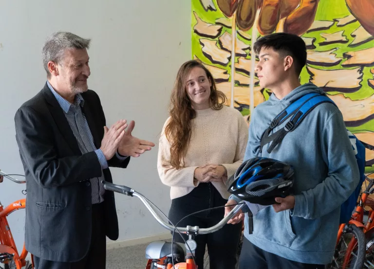 La Universidad Nacional de La Pampa incrementa significativamente las becas universitarias y entrega bicicletas a estudiantes becarios