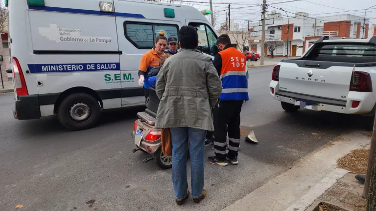 Siniestro Vial en calle 9: conducía un triciclo eléctrico y colisiona con un vehículo estacionado